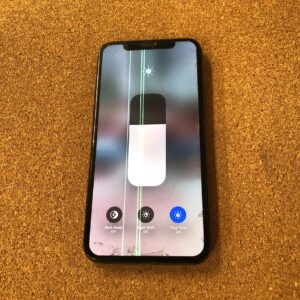 iPhone 11 Pro 液晶破損 データそのままで修理が可能！　緑の縦線が出ても奇麗に直せます！